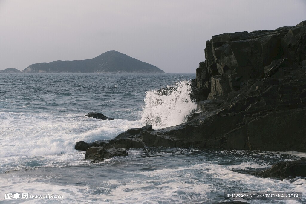 海浪拍击礁石的海岸风光