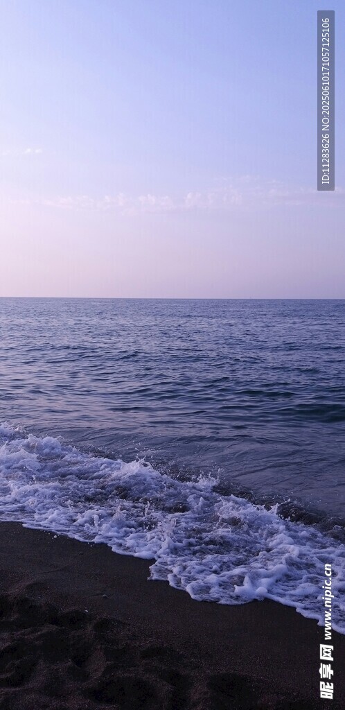 海边日落时的海浪美景