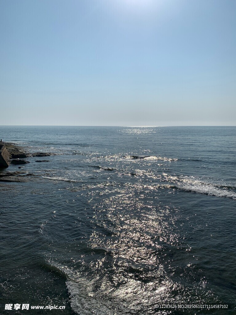 阳光下波光粼粼的海面