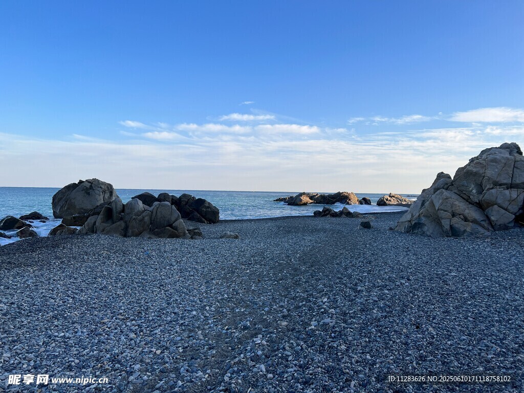 海边碎石滩与远处海景