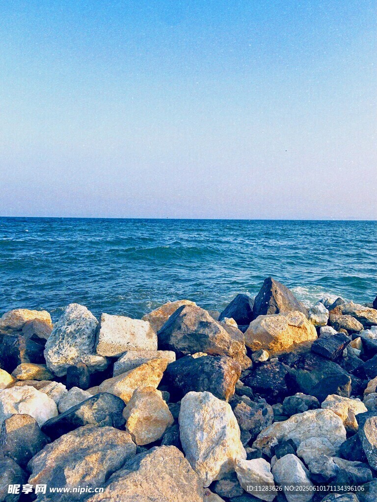 海边礁石景观