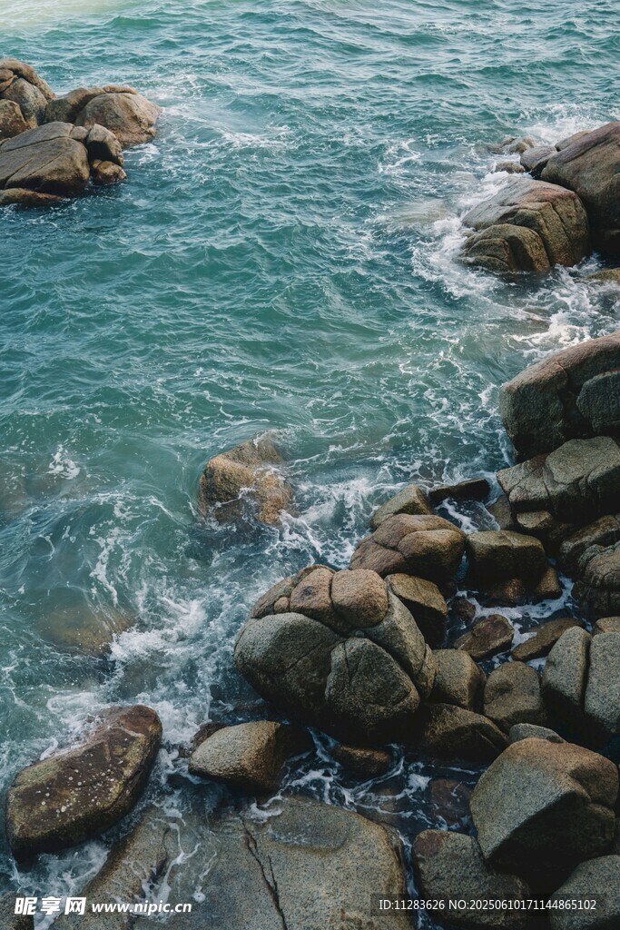 海边礁石与涌动的海水