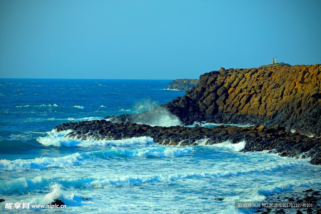 海浪拍打岸边礁石美景