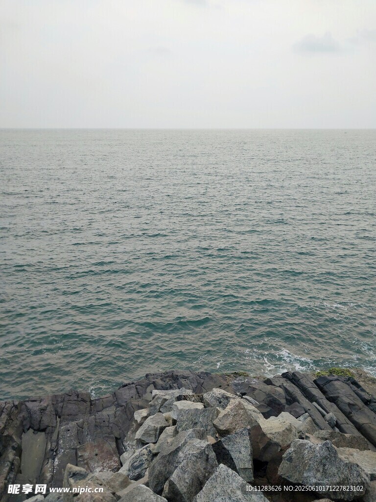 海边嶙峋礁石与辽阔海面