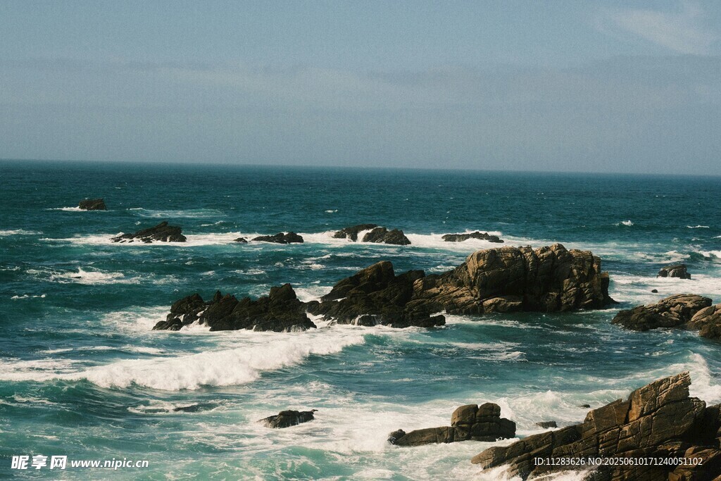 海浪拍击礁石的壮阔海景