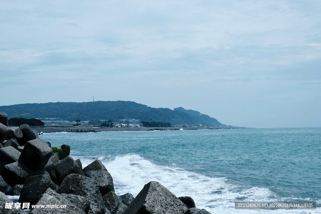 海边礁石与翻涌海浪