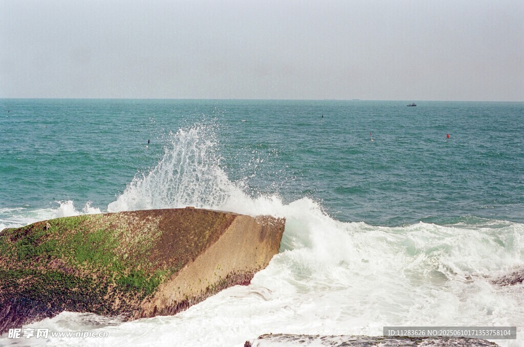 海浪拍打岸边石块