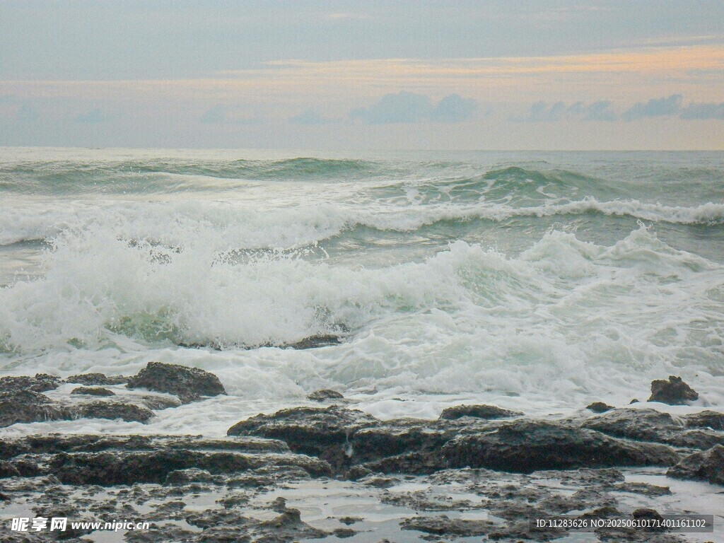 海边浪花拍打礁石景象