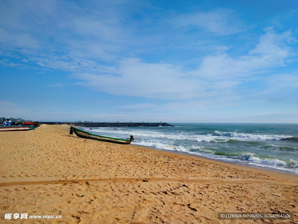 美丽海滨沙滩与海浪景色