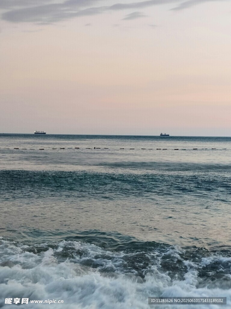 海边日落时的翻涌海浪