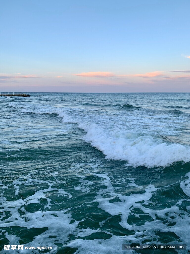 海浪翻涌的美丽海滨景色