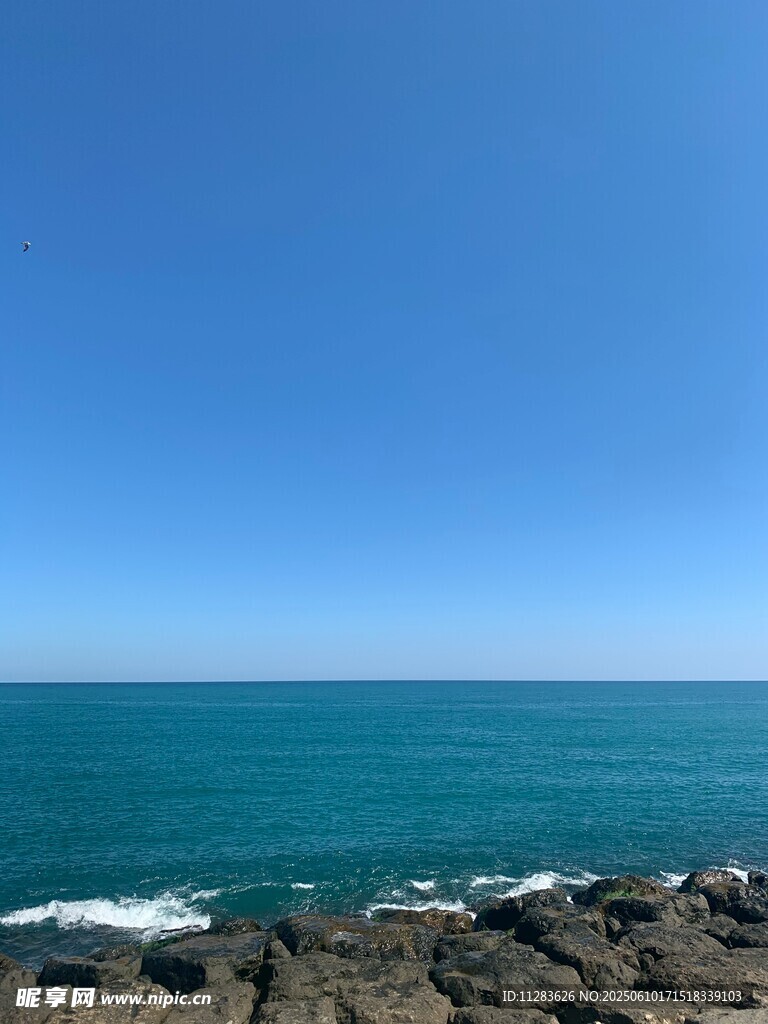 海边岩石与湛蓝大海美景