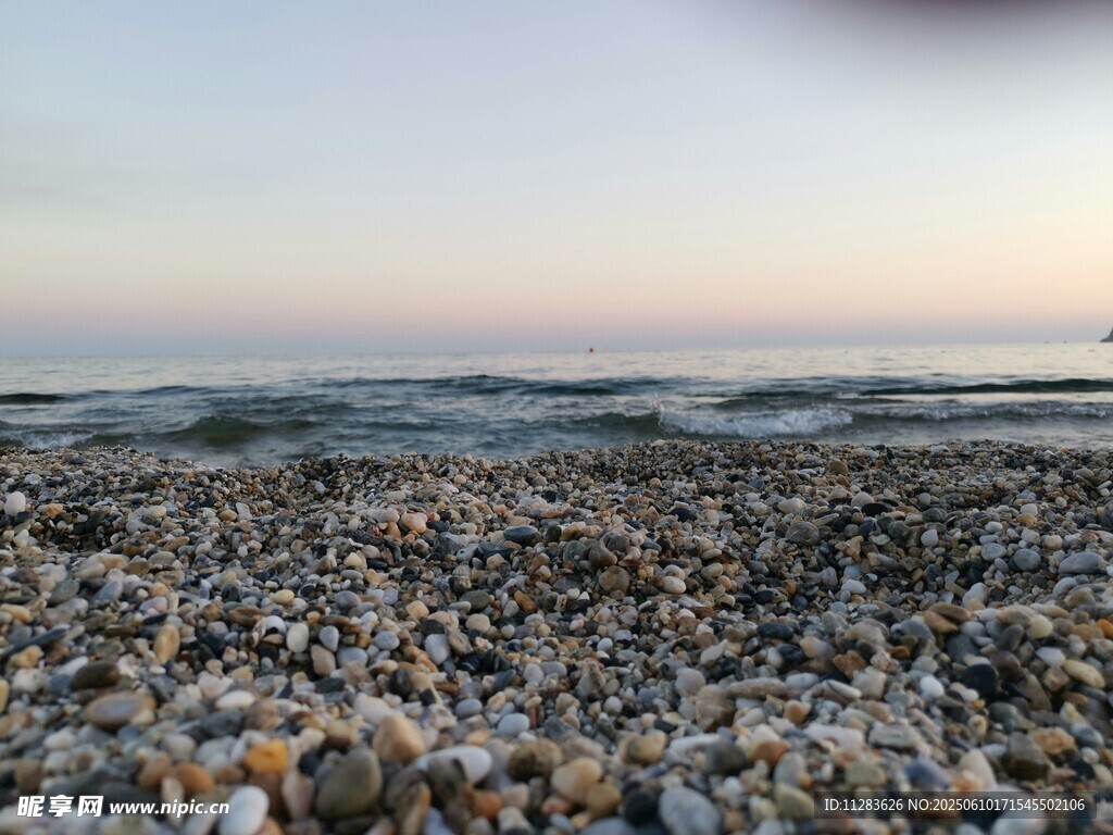 海边碎石滩的美丽景致