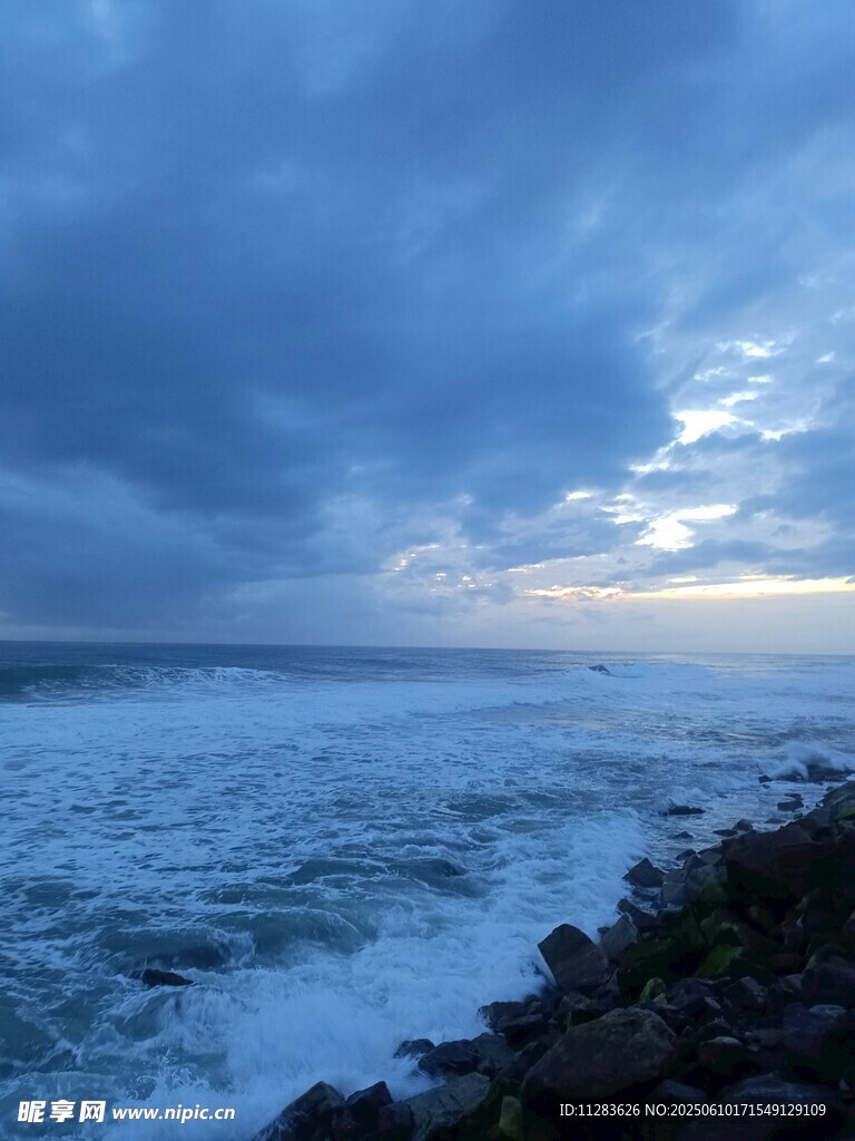 海边暮色下的汹涌海浪