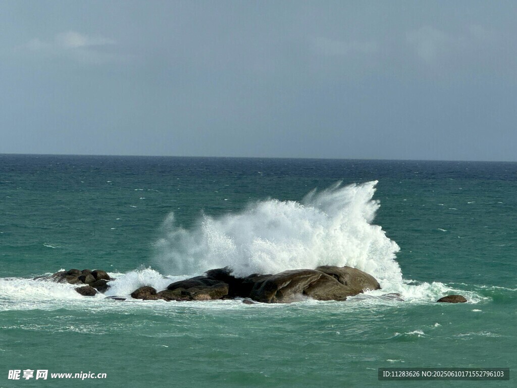海浪拍击礁石的壮阔景象