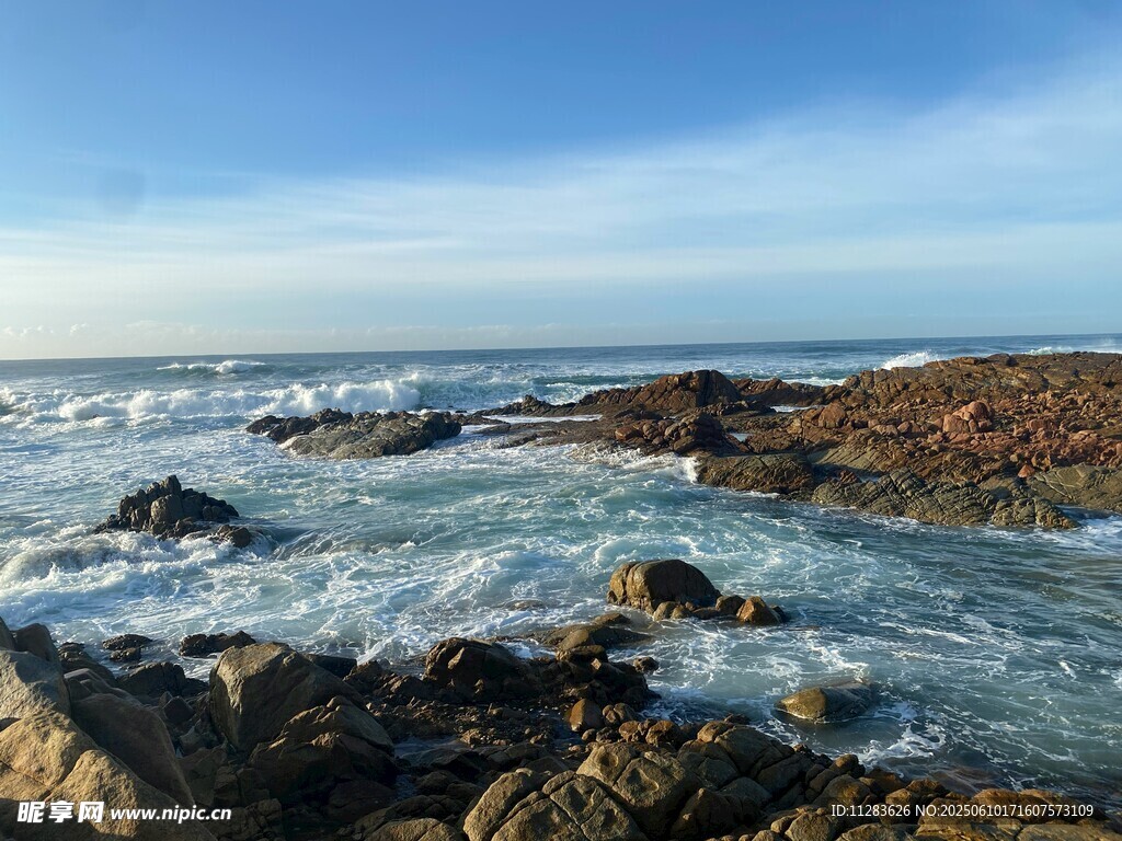 海边礁石与翻涌海浪
