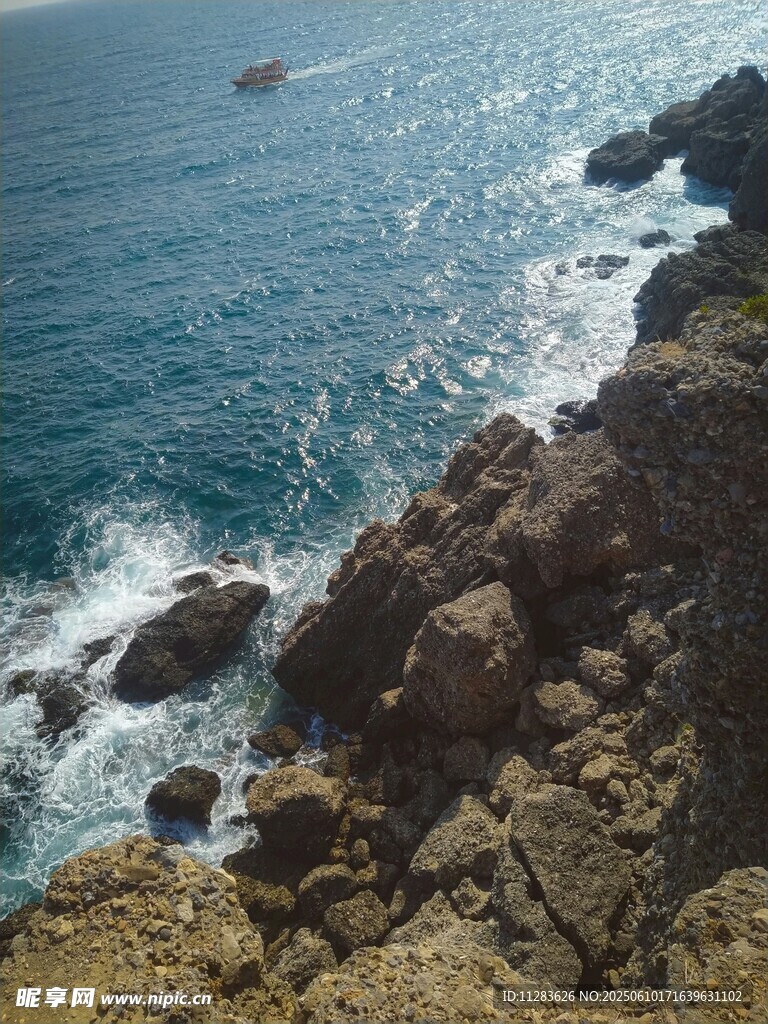 海边嶙峋礁石与翻涌海浪