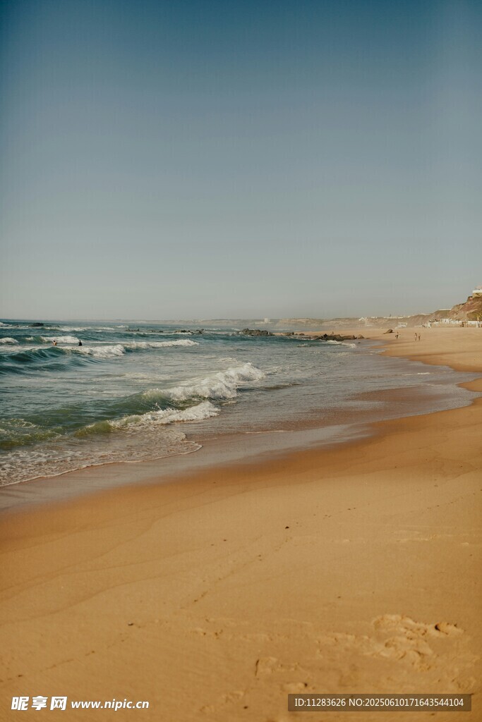 金色沙滩与海浪美景