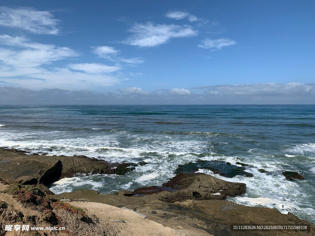海边礁石与翻涌海浪