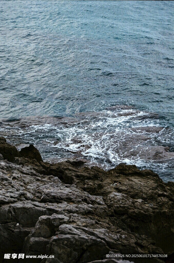 海边岩石与翻涌海浪