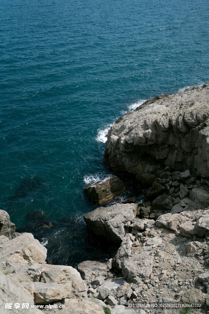 海边嶙峋岩石与碧蓝海水