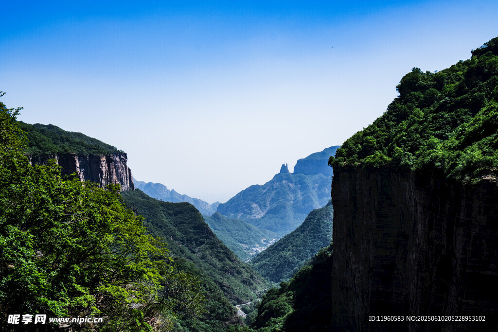 壮丽山景 绿意盎然的峡谷