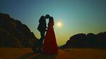 夕阳下的浪漫婚纱情侣