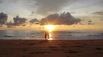夕阳下海滩上的浪漫身影