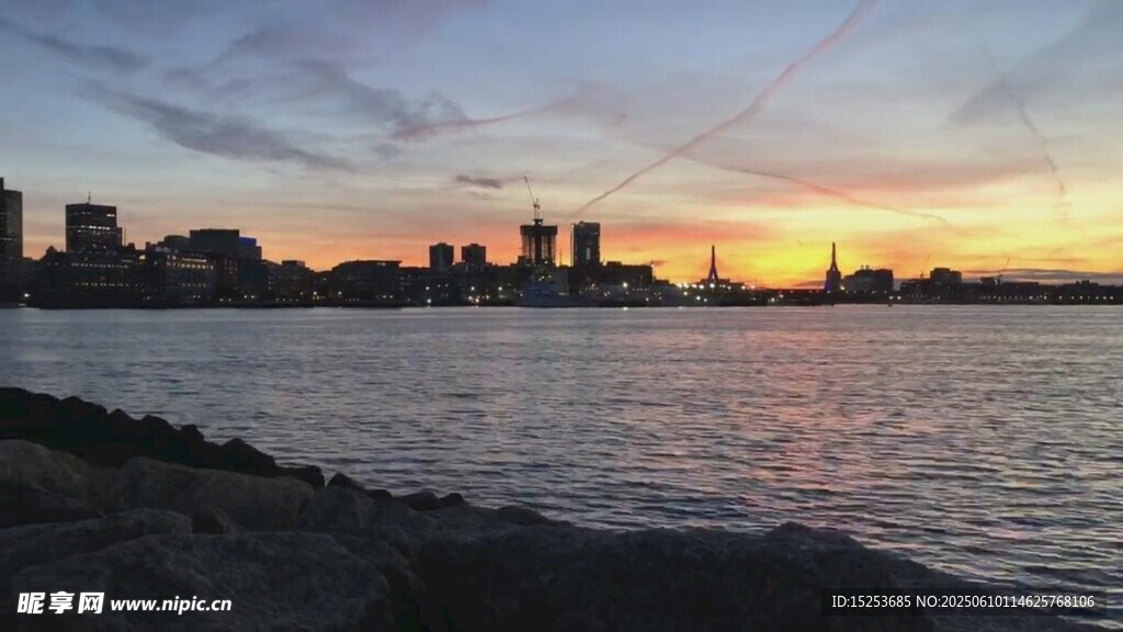 城市河畔的美丽日落