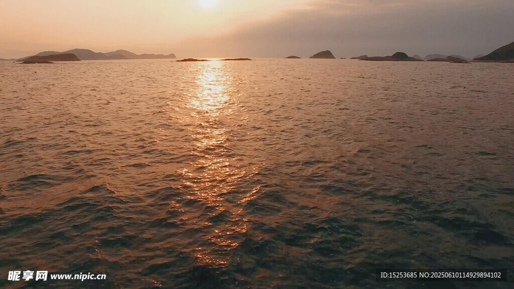 夕阳下波光粼粼的海面