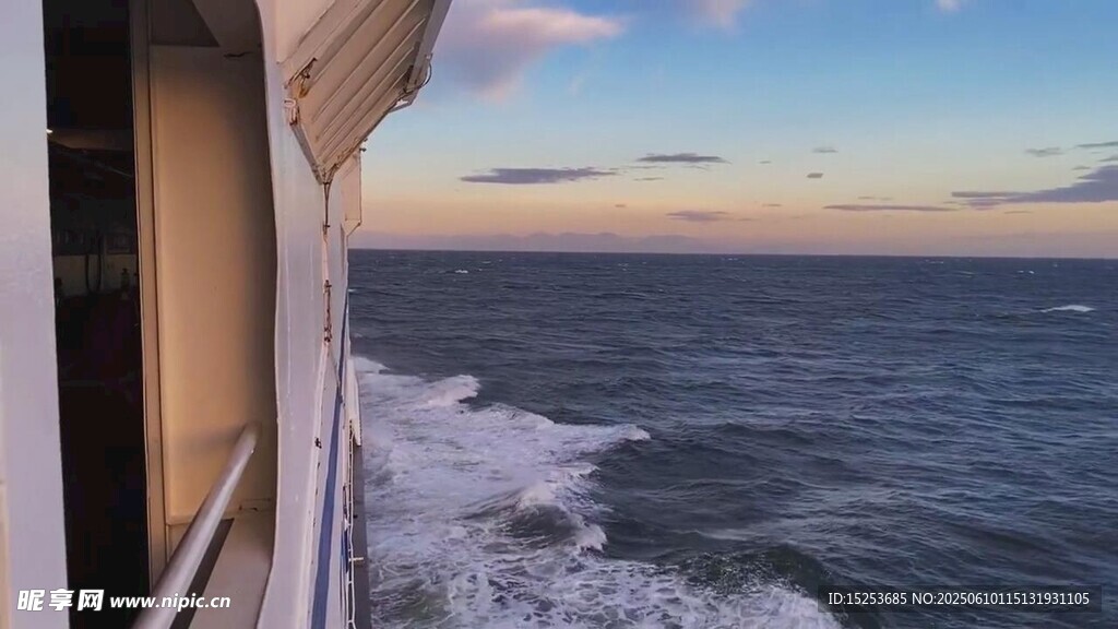船窗视角下的海上美景