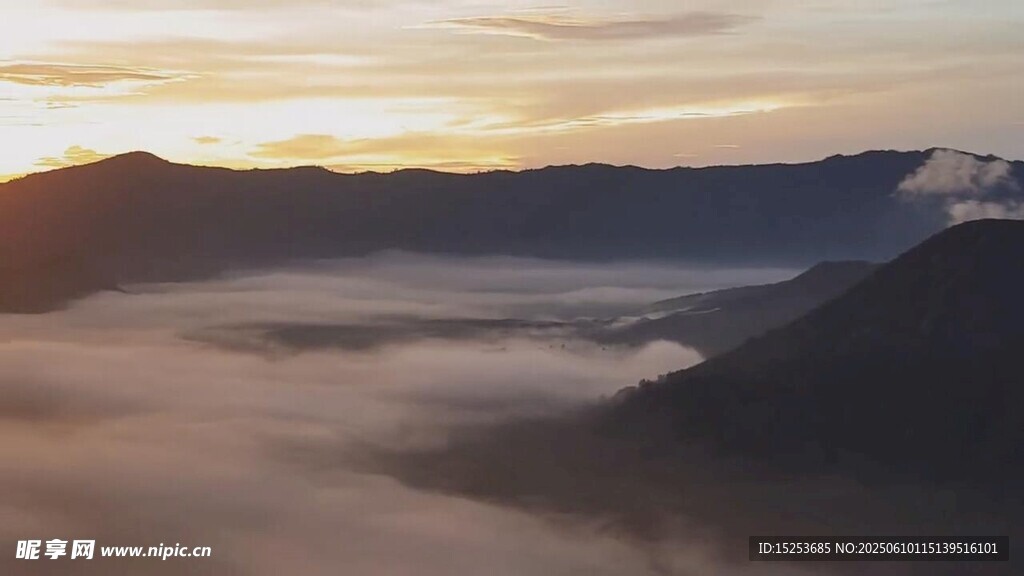 日出下的山间云海美景