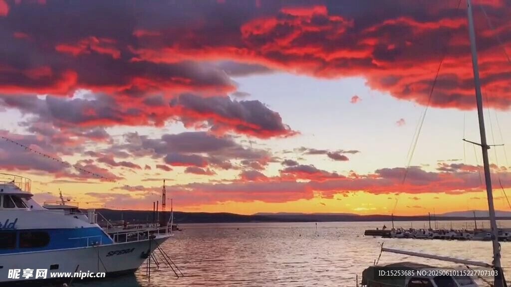 夕阳下的海港与停泊船只