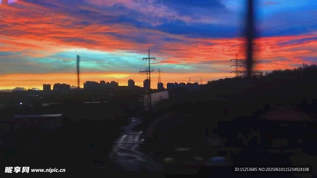 绚丽晚霞下的城市天际线
