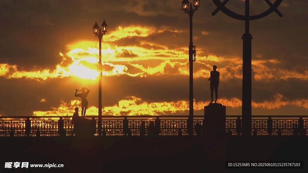 夕阳下的海边剪影景观