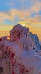 雪覆山峦的壮丽黄昏景色