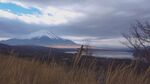 湖畔远山