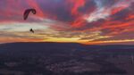 夕阳下的空中滑翔美景
