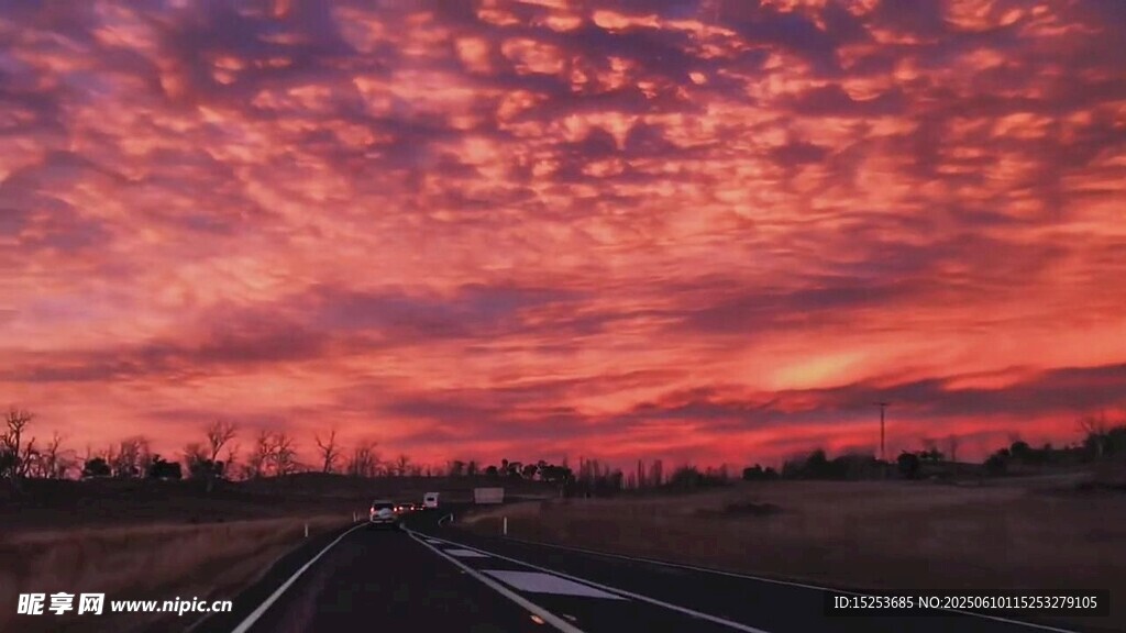晚霞下的公路美景