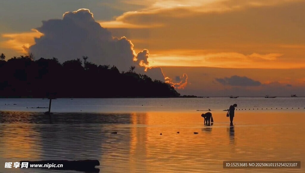 夕阳下海边漫步的身影