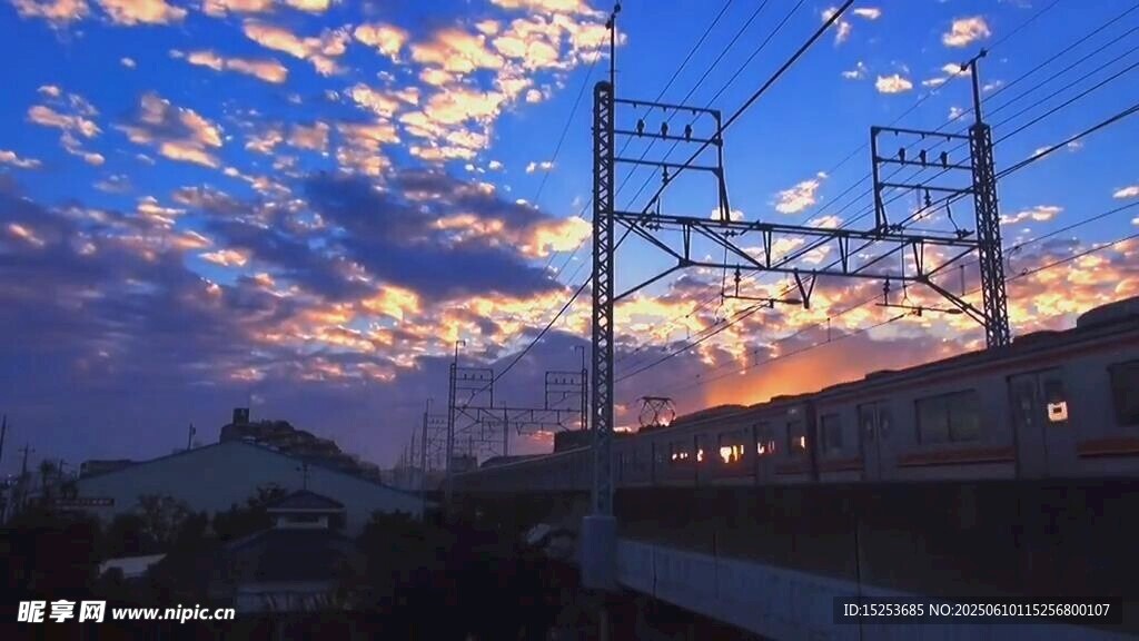 夕阳下的输电线路景观