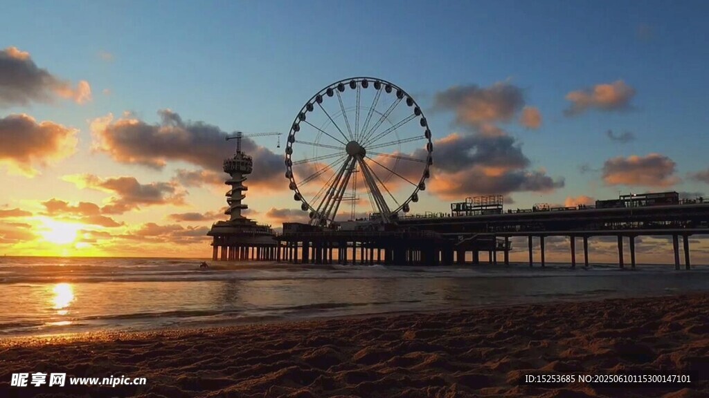 海边日落时的摩天轮美景
