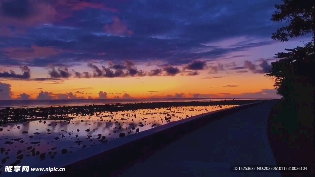 黄昏湖畔美景