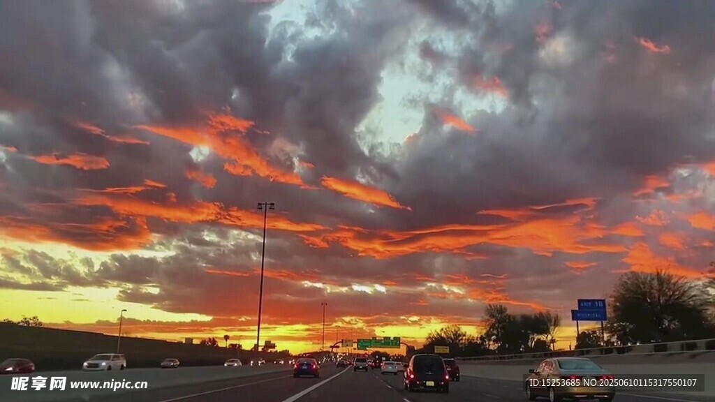 夕阳下的城市天际线美景