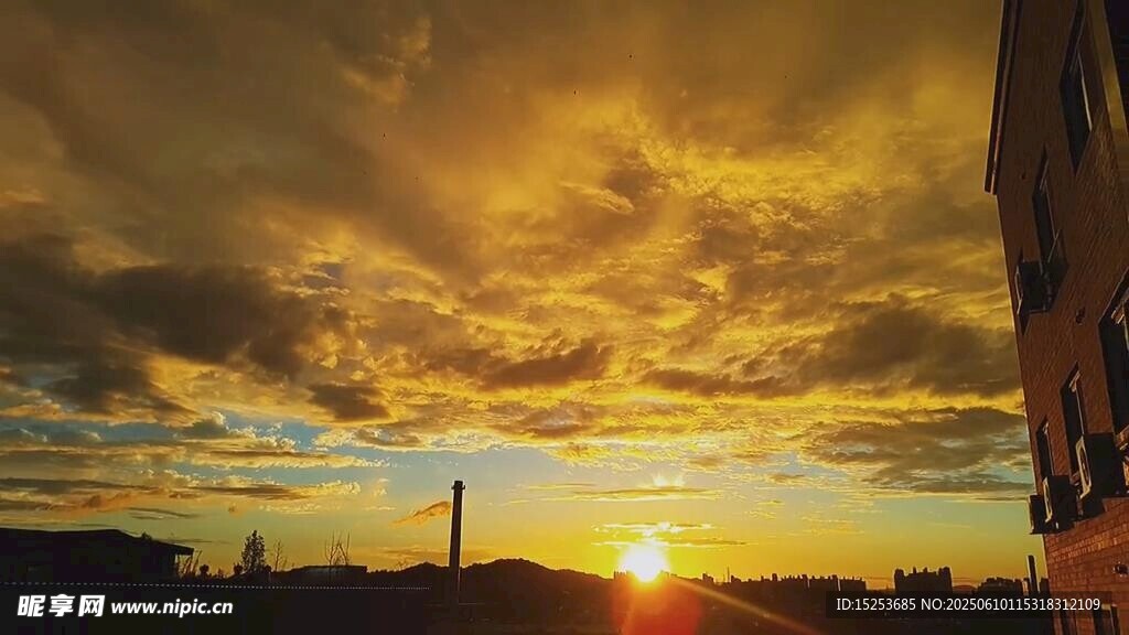 夕阳下的城市天际线美景