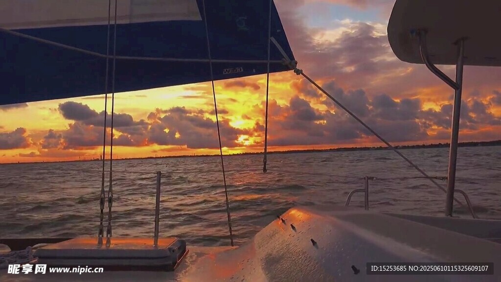 海上帆船赏绝美日落