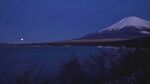夜幕下的富士山与静谧湖水
