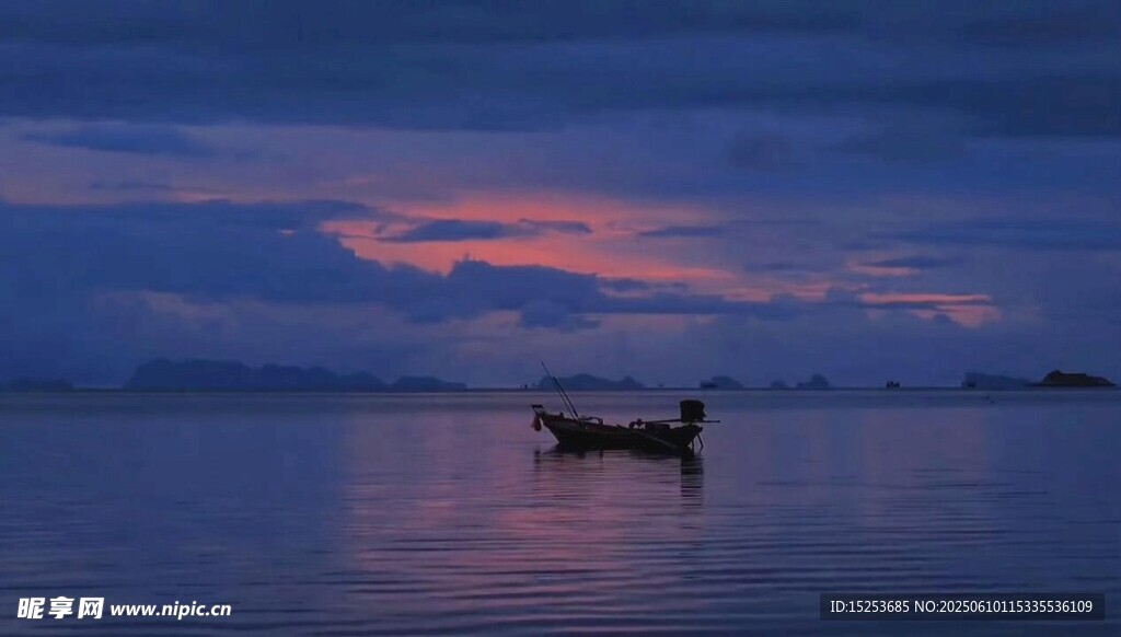 黄昏湖面孤舟美景