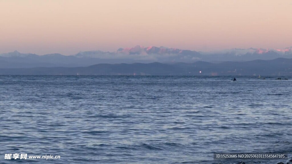 黄昏下的宁静海面