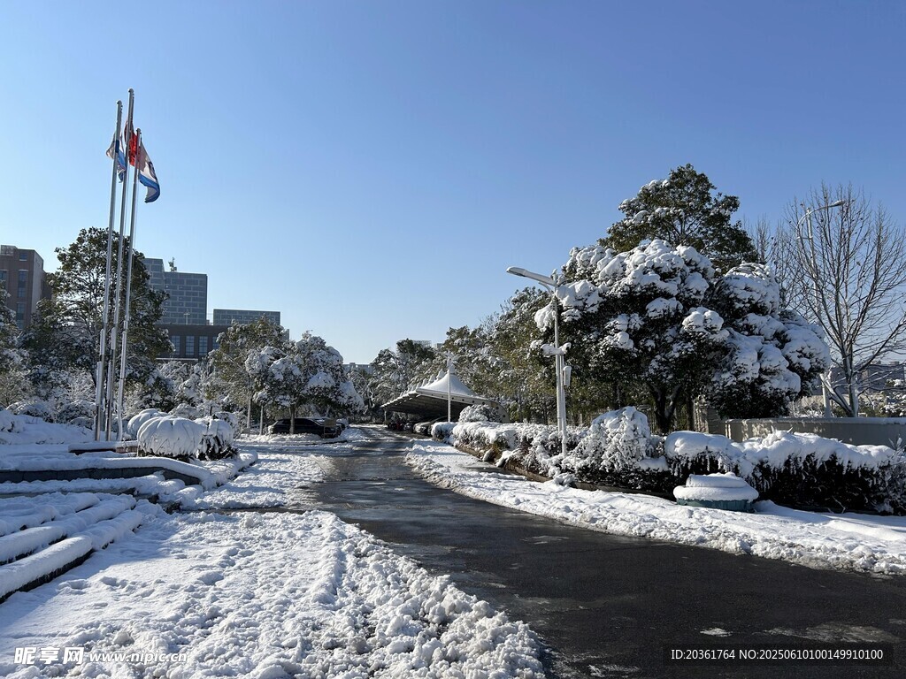 冬日雪景中的街道与建筑